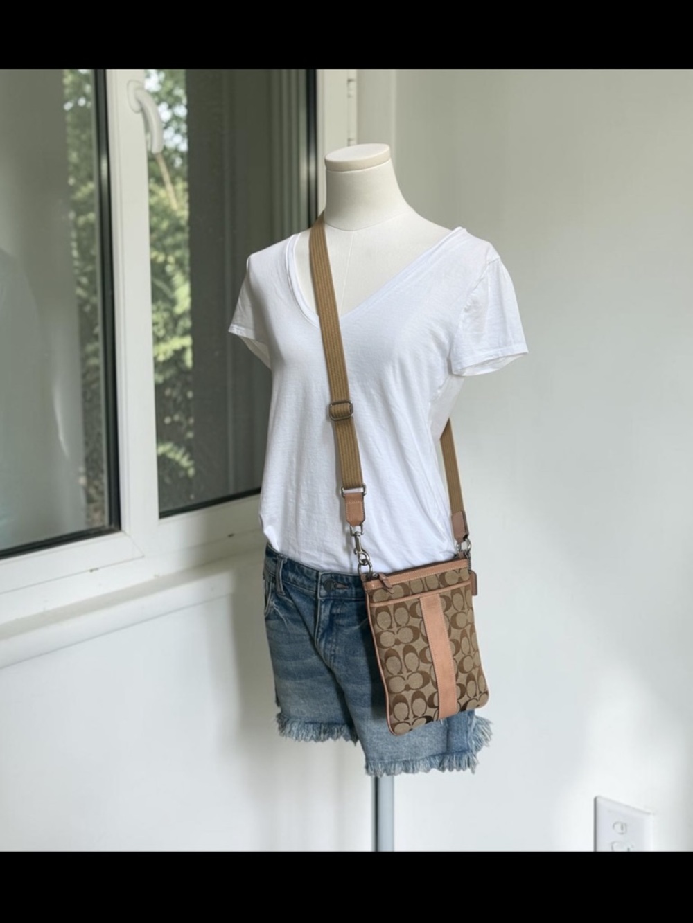 Authentic Coach Signature Canvas Crossbody Bag in Khaki/Tan - Picture 11 of 12